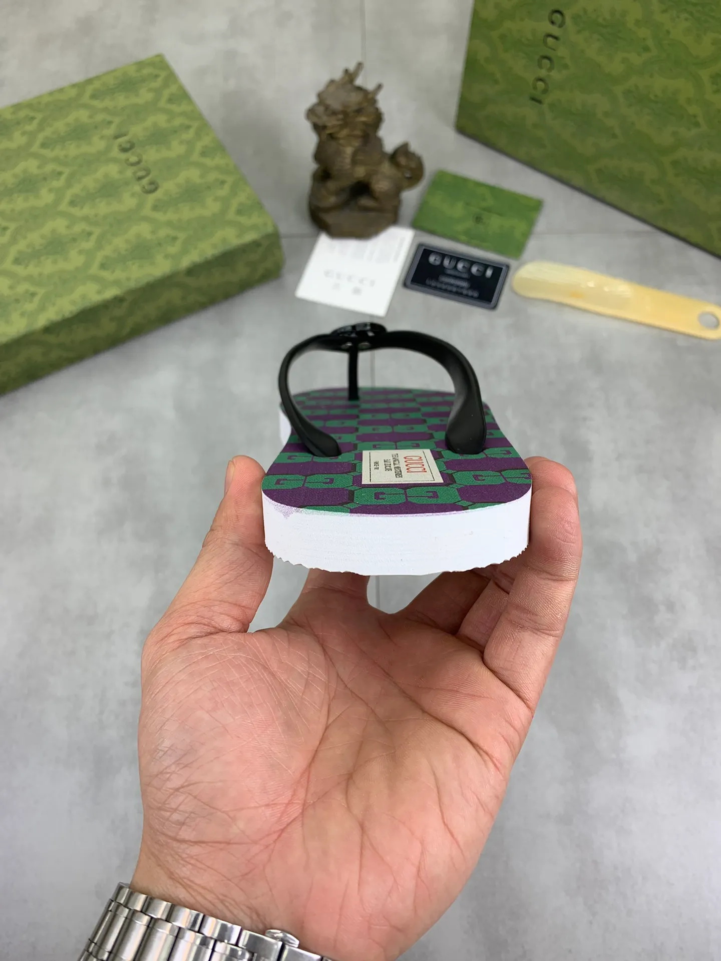 Men's men's shoes 💰P220💰【New style】🆘【GUCCI】Official website's popular Gucci adult couple 🧑‍🤝‍🧑 style, children's flip-flops are on sale at the counter simultaneously! Original fabric imported from Italy. Original bottom provided by the original factory. Size: Adult 36-45. Children’s size: 30-37. Multiple colors available.